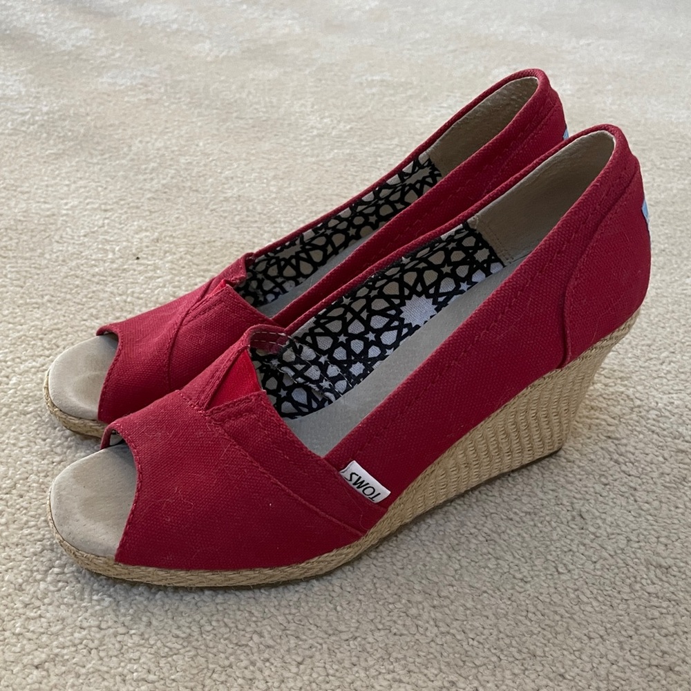Red canvas size 8 wedge Tom’s